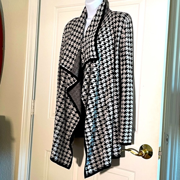 Black🖤 & 🤍White Houndstooth Cardigan - Picture 2 of 9